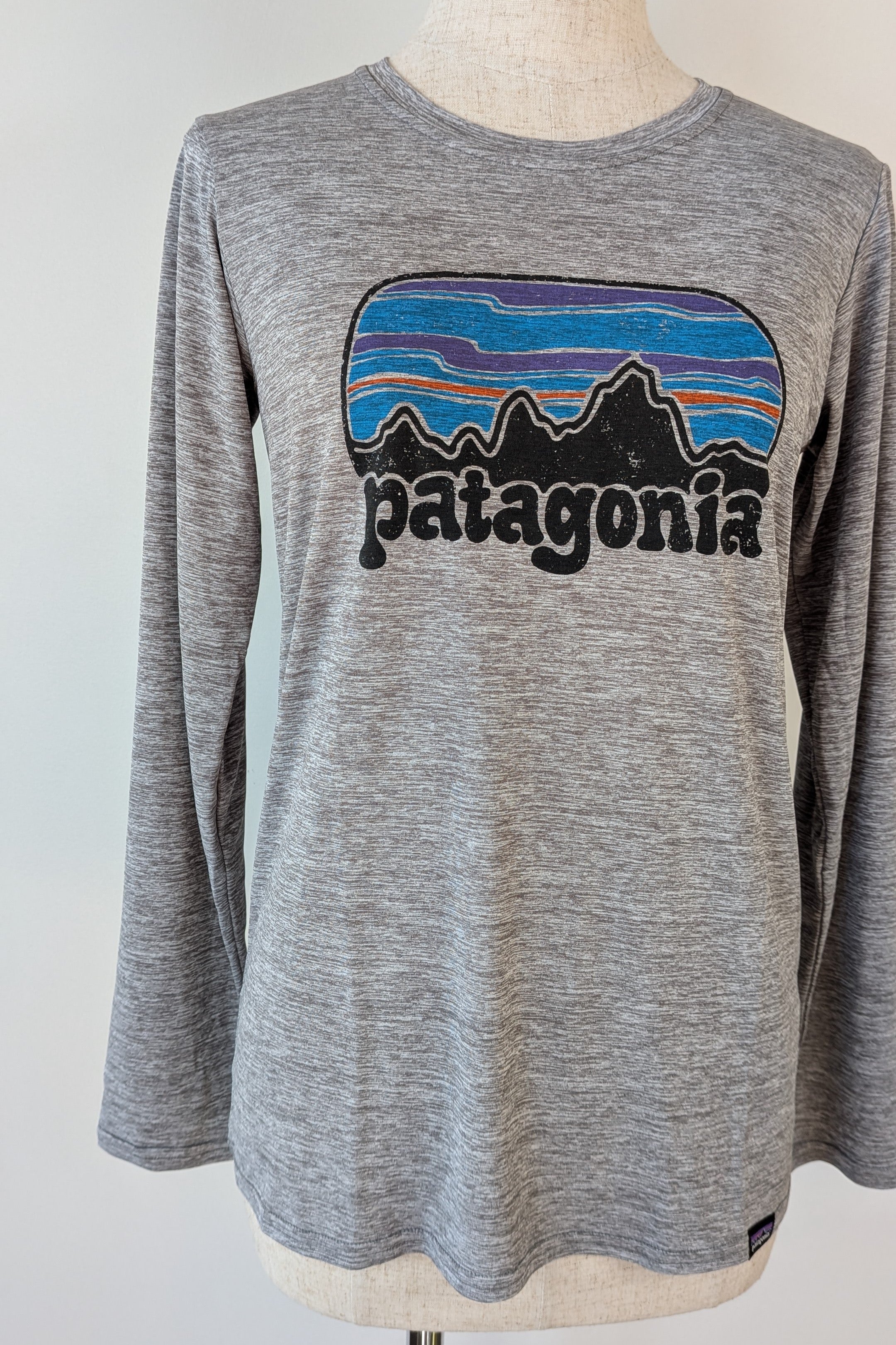 Patagonia Long Sleeved Capilene Cool Daily Graphic Shirt in Feather Grey Shirt Size XS Brand New With Tags RRP $79.95