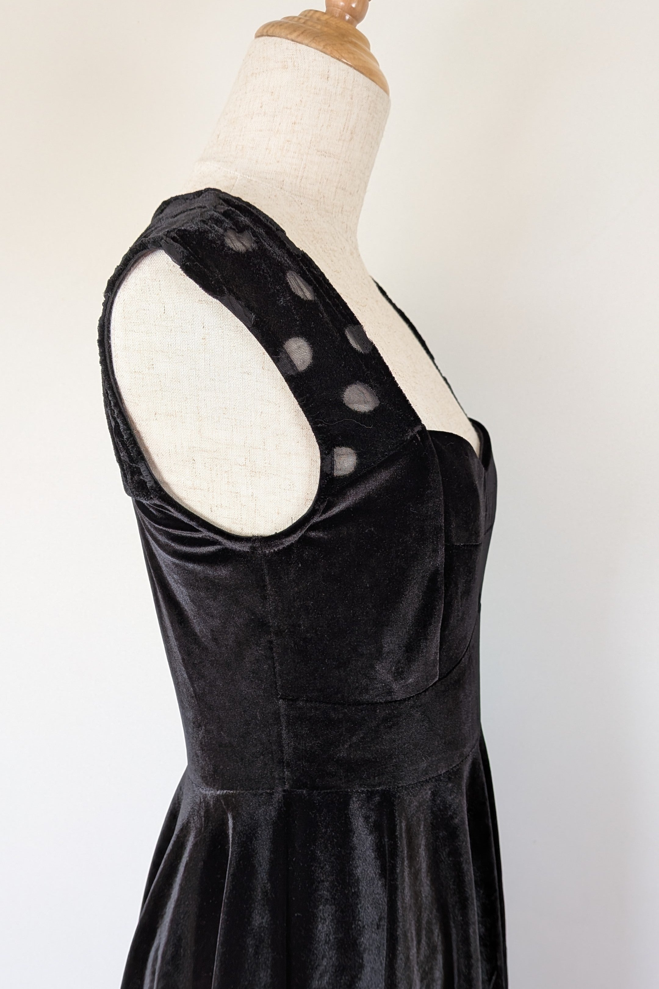 Quirky Circus Black Velvet Sweetheart Skater Dress Size 10