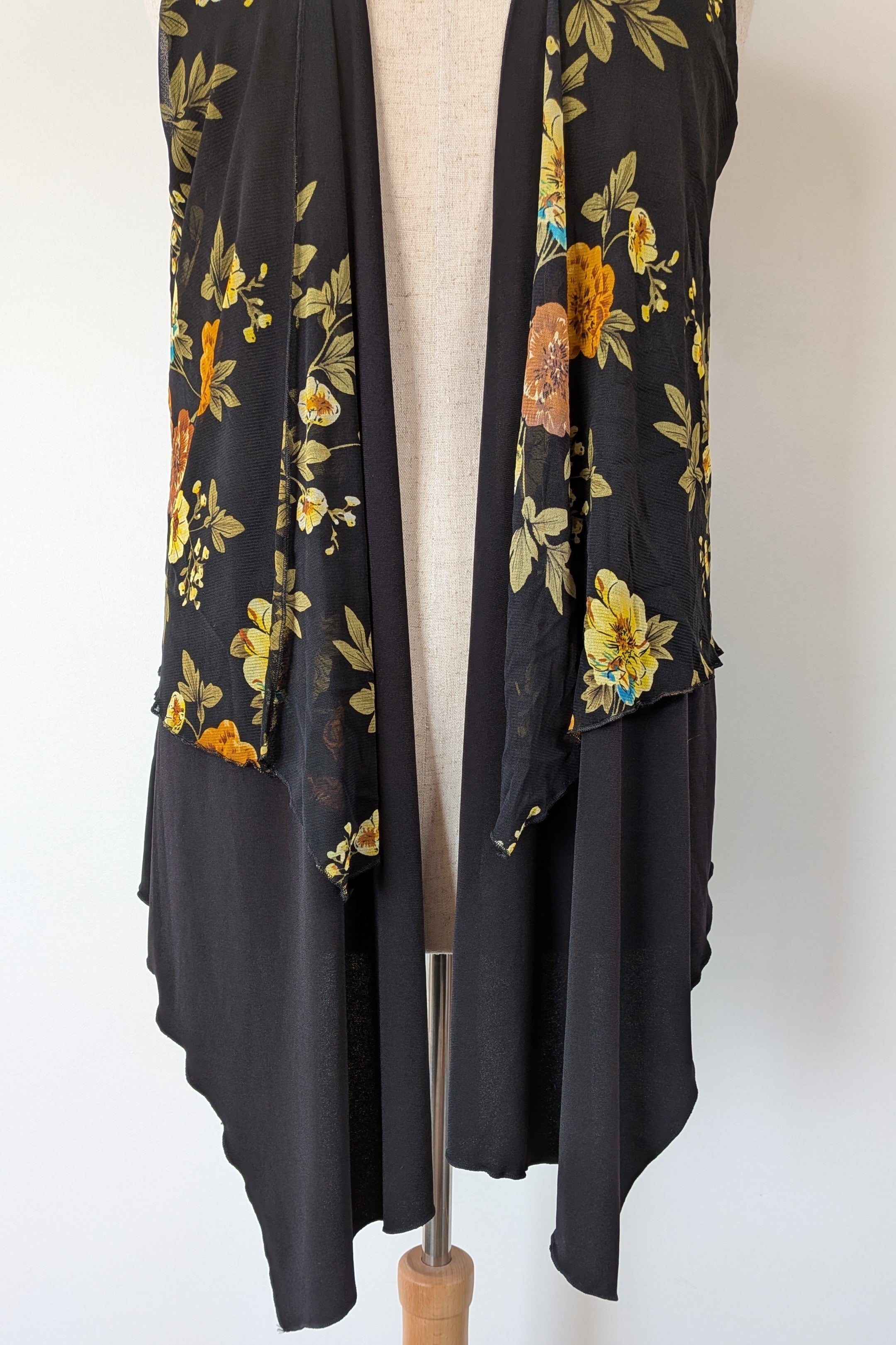 Veducci Yellow Floral Vest Cardigan Size 16 Brand New With Tags
