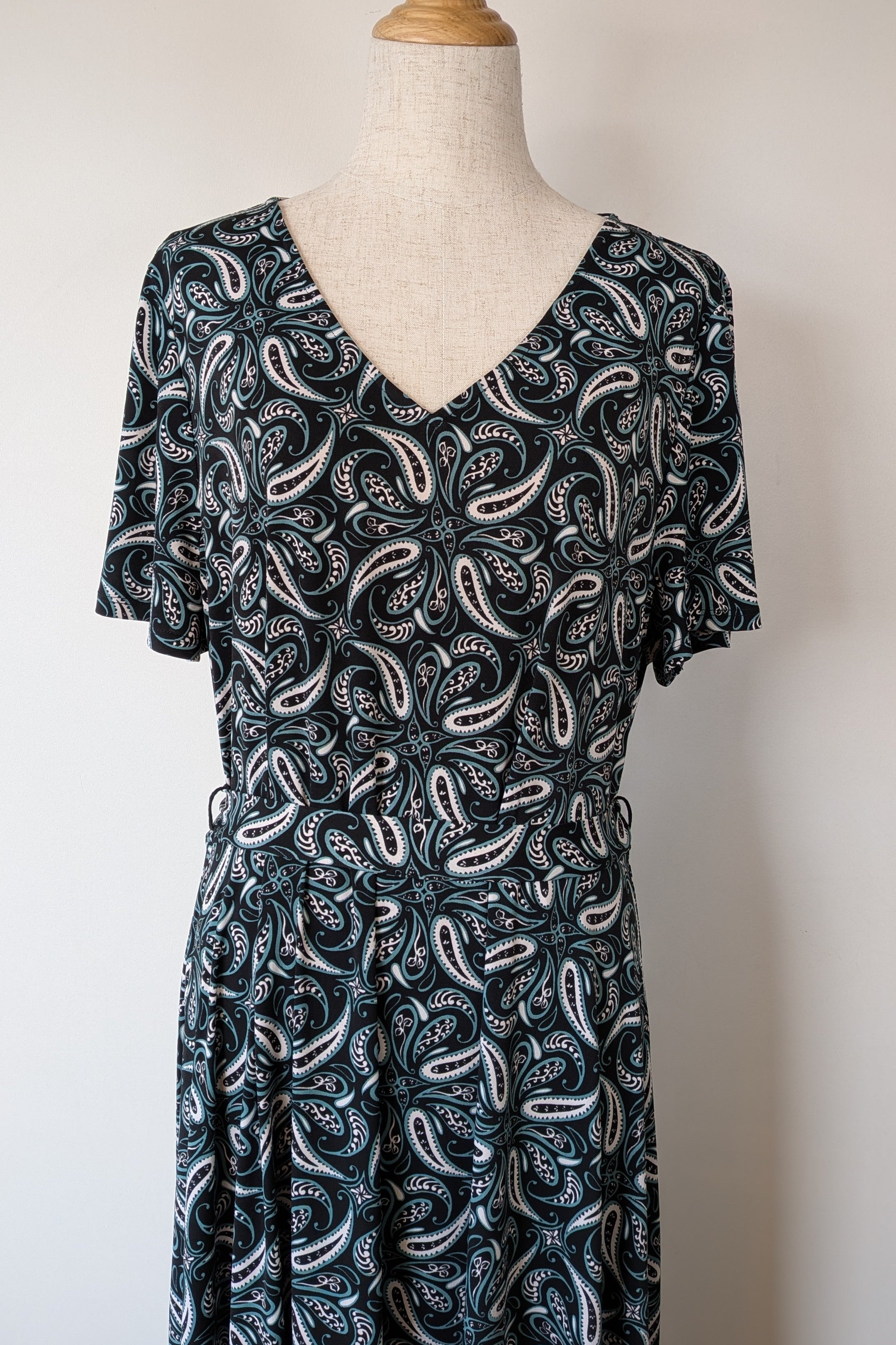 Jacqui E Megan Border Green Paisley Dress Size L Brand New With Tags RRP $159.95