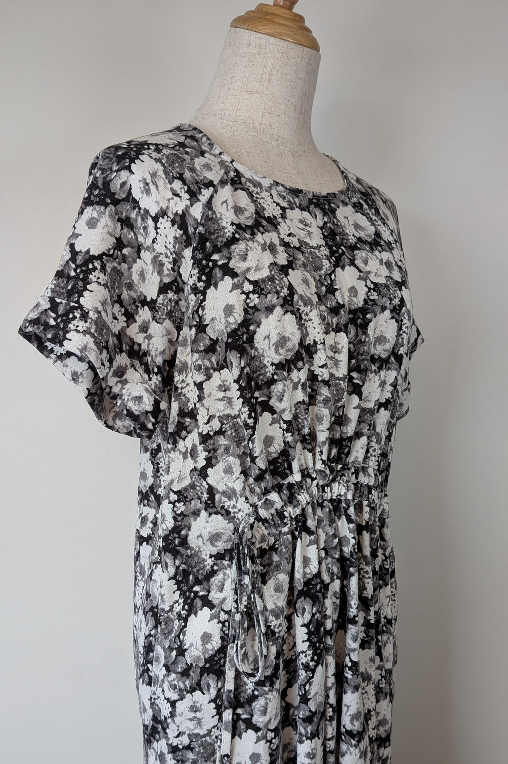 Veducci Linen Blend Floral Monochrome Dress Size 10