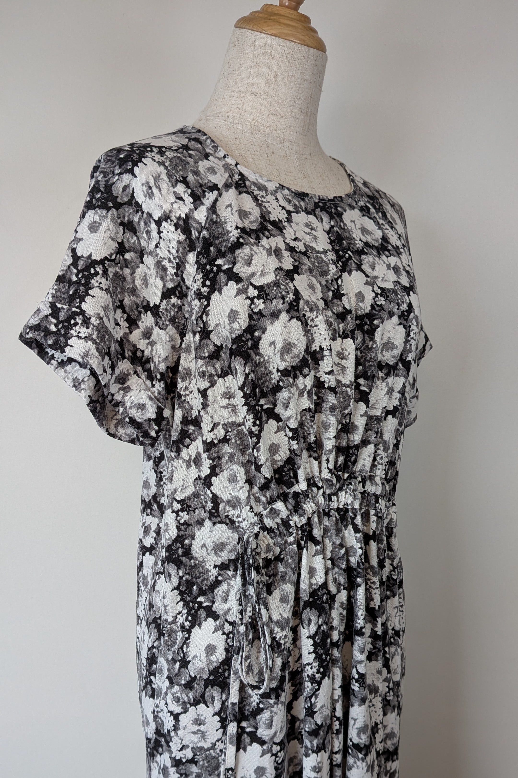 Veducci Linen Blend Floral Monochrome Dress Size 10