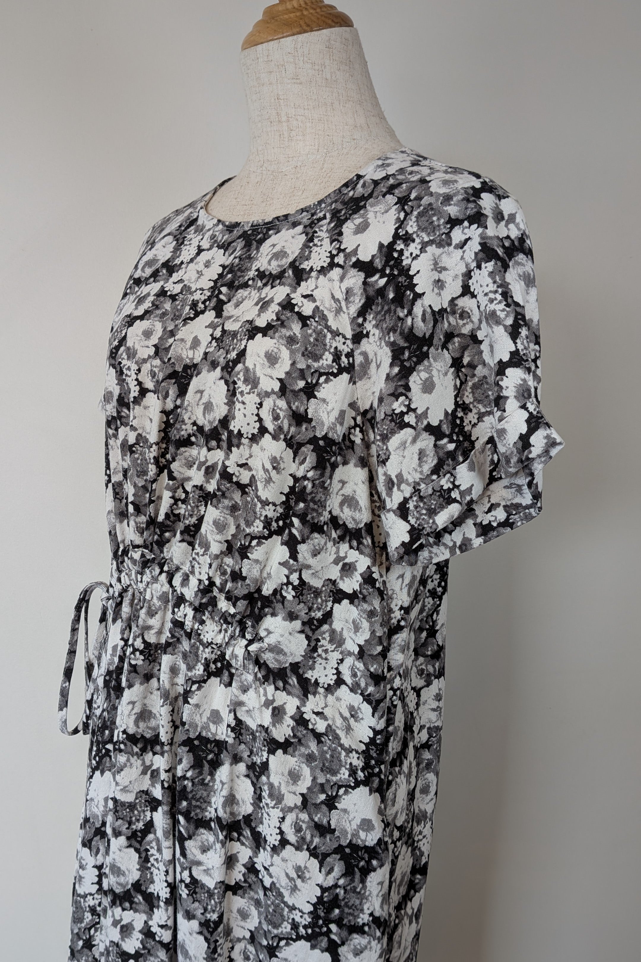 Veducci Linen Blend Floral Monochrome Dress Size 10