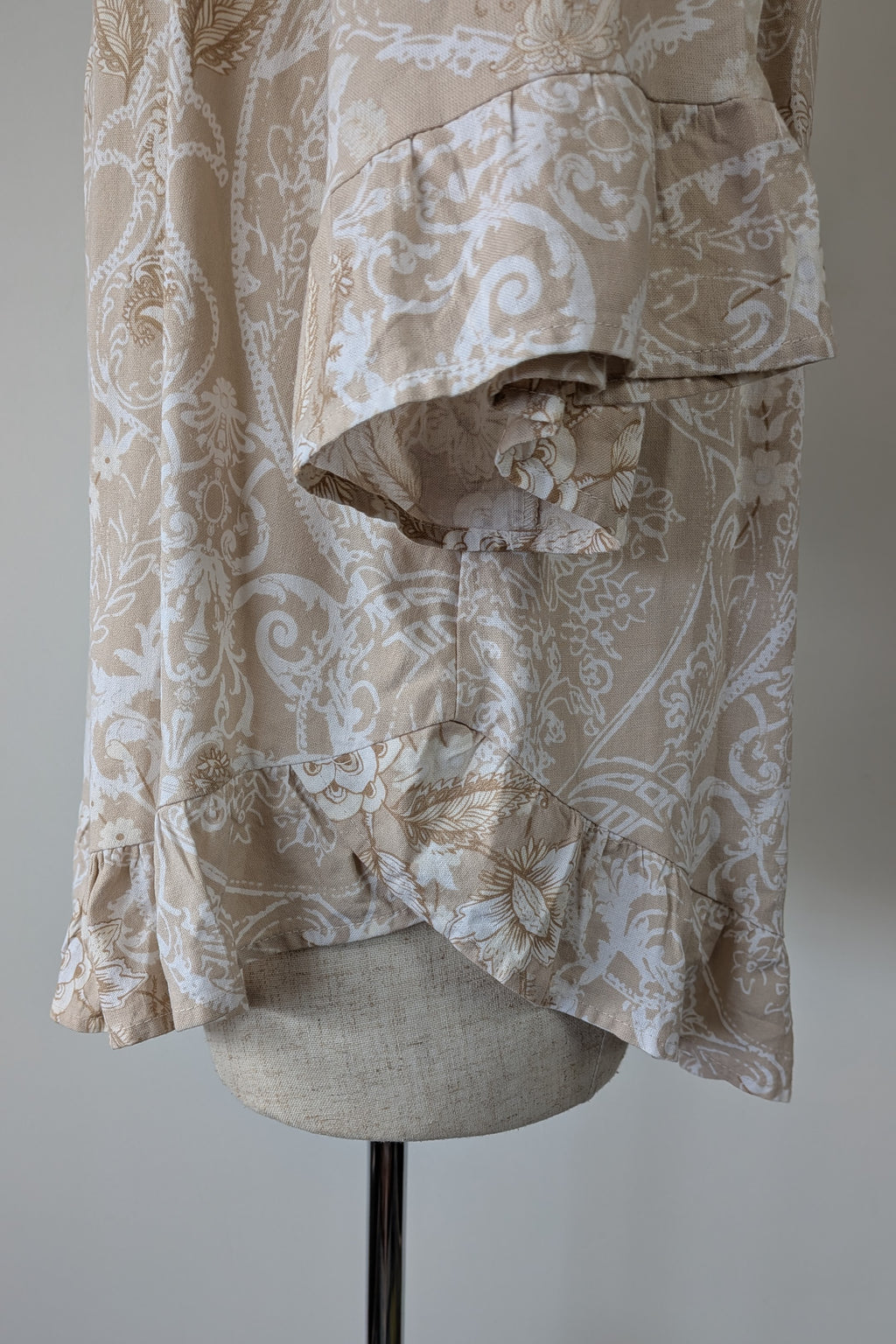 W Lane Linen Blend Beige & White Paisley Print Top Size 10