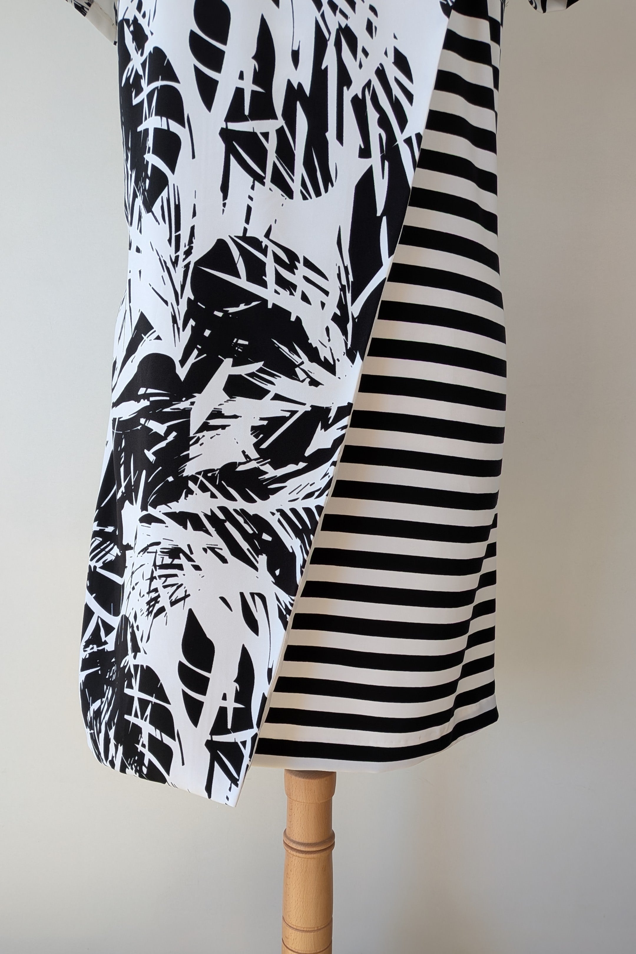 Jane Lamerton Tropical Stripe Monochrome Dress Size 14 Brand New With Tags RRP $139