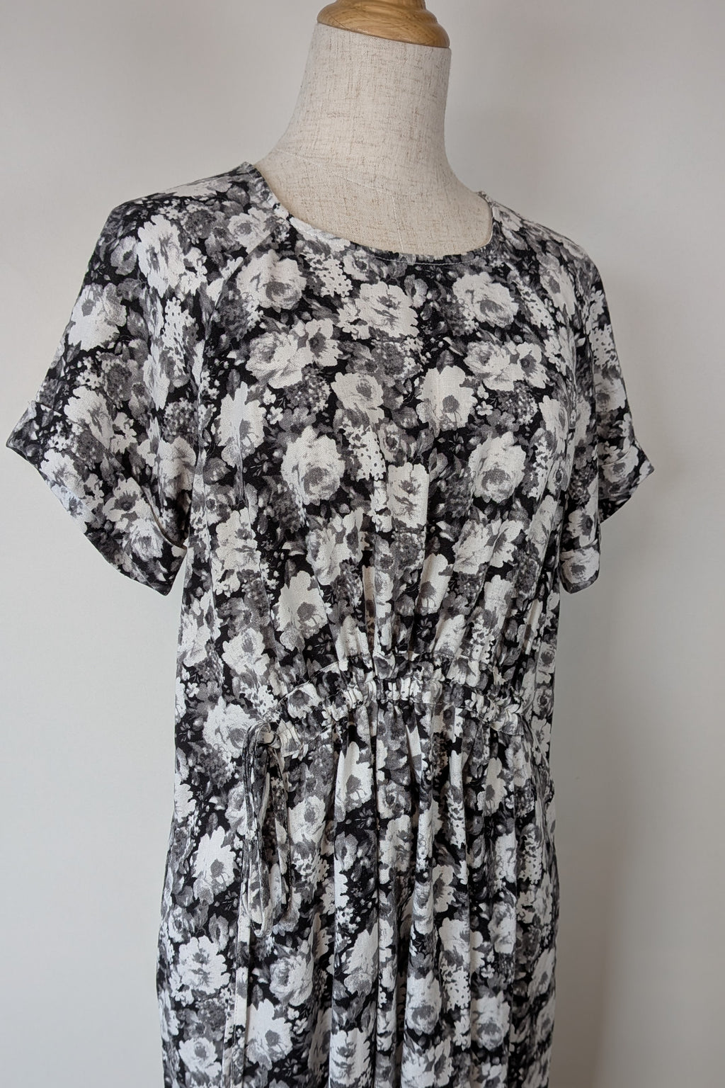 Veducci Linen Blend Floral Monochrome Dress Size 10